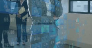 Ofisteki çeşitli iş adamları üzerinde veri işleme animasyonu. Küresel finans, iş, bağlantılar, hesaplama ve veri işleme kavramı dijital olarak oluşturulmuş video.