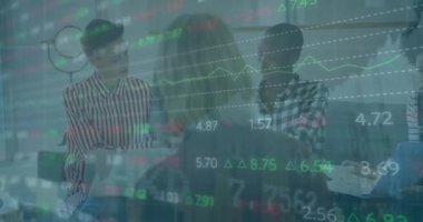 Ofisteki çeşitli iş adamları üzerinde finansal veri işleme animasyonu. Küresel finans, iş, bağlantılar, hesaplama ve veri işleme kavramı dijital olarak oluşturulmuş video.