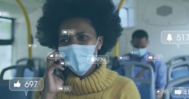 Otobüste maskeli Afro-Amerikan bir kadının telefonla konuşması ile ilgili medya bildirimleri. Sağlık, yaşam tarzı, şehir, dijital arayüz, sosyal ağ ve iletişim, dijital olarak oluşturulmuş video.