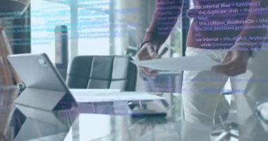 Afro-Amerikan iş adamının ofisinde veri işleme animasyonu. Küresel finans, iş, bağlantılar, hesaplama ve veri işleme kavramı dijital olarak oluşturulmuş video.