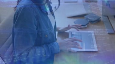 Tablet kullanan Kafkas iş kadınının veri işleme animasyonu. Küresel iş, teknoloji ve dijital arayüz kavramı dijital olarak oluşturulmuş video.