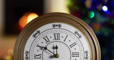 Siyah zemin üzerinde ışık lekeleri olan gece yarısını gösteren retro saat animasyonu. Yeni yıl arifesi, yeni yıl, şenlik, kutlama ve geleneksel konsept dijital olarak oluşturulmuş video.