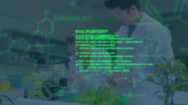 Laboratuvardaki çeşitli bilim adamları üzerinde bilimsel veri işleme animasyonu. Küresel bilim, bağlantılar, hesaplama ve veri işleme kavramı dijital olarak oluşturulmuş video.