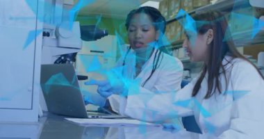 Laboratuvardaki çeşitli bilim adamları üzerinde parlayan ışık izleri. Küresel bilim, bağlantılar, hesaplama ve veri işleme kavramı dijital olarak oluşturulmuş video.