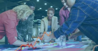 Çeşitli meslektaşların iş tartışmaları üzerine veri işleme ve diyagramların animasyonu. İş, takım çalışması ve dijital arayüz konsepti dijital olarak oluşturulmuş video.