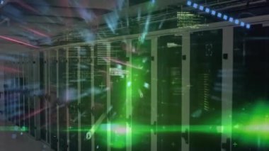 Bilgisayar sunucuları üzerinde devre kartı ve dijital veri işleme animasyonu. Dijital olarak oluşturulmuş küresel bağlantılar, hesaplama ve veri işleme kavramı.
