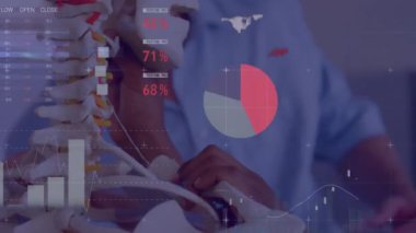 Çeşitli erkek öğretmen ve çocukların iskelet çalışmaları üzerine veri işleme çizelgelerinin animasyonları. Eğitim, dijital arayüz, iletişim, istatistik ve öğrenme, dijital olarak oluşturulmuş video.