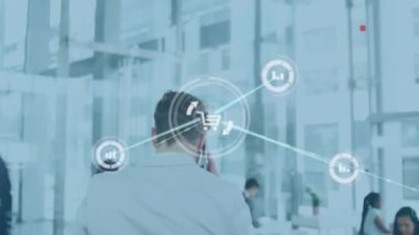 Akıllı telefon kullanan Kafkasyalı işadamı üzerindeki simgelerle bağlantı ağının animasyonu. Küresel finans, iş, bağlantılar, hesaplama ve veri işleme kavramı dijital olarak oluşturulmuş video.