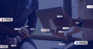 Tablet kullanan çeşitli iş adamları üzerinde simge ve veri işleme animasyonları. Küresel sosyal medya, iş dünyası, bağlantılar, hesaplama ve veri işleme kavramı dijital olarak oluşturuldu.