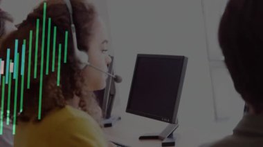 Telefon kulaklığı kullanan iki ırklı iş kadınının veri işleme animasyonu. Küresel finans, iş, bağlantılar, hesaplama ve veri işleme kavramı dijital olarak oluşturulmuş video.