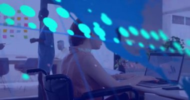 Ofiste dizüstü bilgisayar kullanan Kafkas iş kadınının finansal veri işleme animasyonu. Küresel finans, iş, bağlantılar, hesaplama ve veri işleme kavramı dijital olarak oluşturulmuş video.