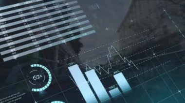 Veri işleme animasyonu, borsa ve dünya haritası yürüyenlerin üzerinde. İş ve dijital arayüz kavramı, dijital olarak oluşturulmuş video.