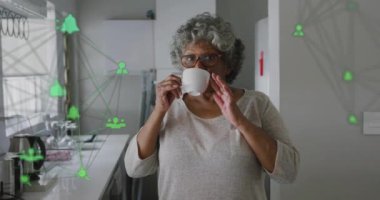 Afrika kökenli Amerikalı bir kadının kahve içmesi üzerine ikonlarla olan bağlantıların animasyonu. Sosyal medya, emeklilik ve dijital arayüz kavramı dijital olarak oluşturulmuş video.