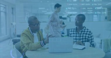 Dizüstü bilgisayarla çeşitli iş adamları üzerinde finansal veri işleme animasyonu. Küresel finans, iş, bağlantılar, hesaplama ve veri işleme kavramı dijital olarak oluşturulmuş video.