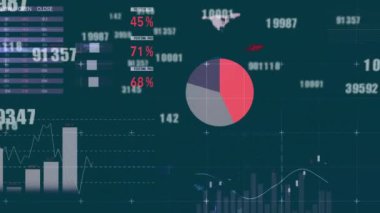 Karanlık arka planda finansal veri işleme animasyonu. Küresel finans, iş, bağlantılar, hesaplama ve veri işleme kavramı dijital olarak oluşturulmuş video.