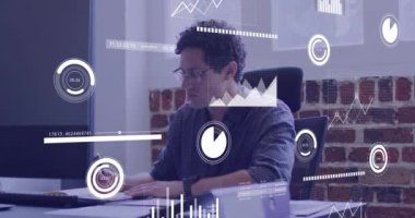 Kafkas işadamının ofisindeki finansal veri işleme animasyonu. Küresel finans, iş, bağlantılar, hesaplama ve veri işleme kavramı dijital olarak oluşturulmuş video.