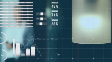 Beyaz iş adamının akıllı telefon kullanarak üzerinde şema ve veri işleme animasyonları. Küresel iş ve dijital arayüz kavramı dijital olarak oluşturulmuş video.