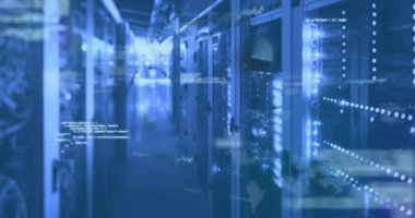 Bilgisayar sunucuları üzerinden finansal veri işleme animasyonu. Küresel finans, iş, bağlantılar, hesaplama ve veri işleme kavramı dijital olarak oluşturulmuş video.