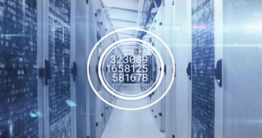 Sunucu odasında sayısal verileri işleyen dairesel tarayıcının animasyonu. Ağ, veri, dijital arayüz ve iletişim, dijital olarak oluşturulmuş video.