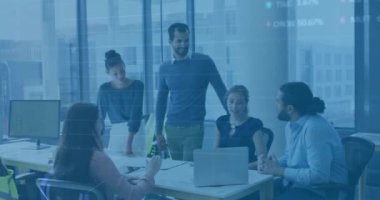 Dizüstü bilgisayarla çeşitli iş adamları üzerinde finansal veri işleme animasyonu. Küresel finans, iş, bağlantılar, hesaplama ve veri işleme kavramı dijital olarak oluşturulmuş video.