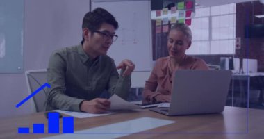 Muhtelif meslekdaşların ofiste iş tartışmalarıyla ilgili çizimlerin animasyonu. Küresel iş, takım çalışması ve dijital arayüz kavramı dijital olarak oluşturulmuş video.