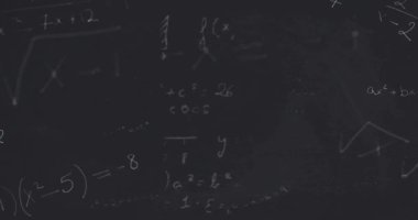 Matematiksel denklemlerin siyah arkaplan üzerindeki animasyonu. Küresel eğitim ve dijital arayüz kavramı dijital olarak oluşturulmuş video.