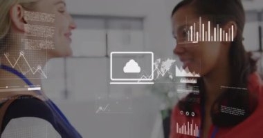 İş simgeleriyle veri işlemenin animasyonu ofiste iş tartışan çeşitli meslektaşlar üzerinde. Küresel iş, finans ve dijital arayüz kavramı dijital olarak oluşturulmuş video.