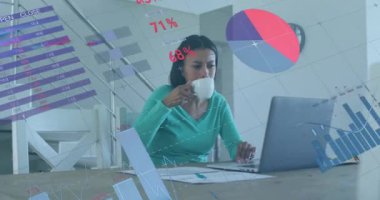 Dizüstü bilgisayar kullanan melez bir kadının finansal veri işleme animasyonu. Küresel finans, iş, bağlantılar, hesaplama ve veri işleme kavramı dijital olarak oluşturulmuş video.