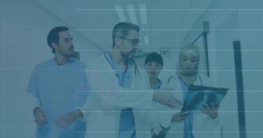 Hastanedeki çeşitli doktorlarda finansal veri işleme animasyonu. Küresel tıp, sağlık, bağlantılar, hesaplama ve veri işleme kavramı dijital olarak oluşturulmuş video.