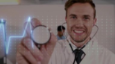 Hastanedeki steteskoplu beyaz erkek doktor üzerinde veri işleme animasyonu. Küresel tıp, bağlantılar, hesaplama ve veri işleme kavramı dijital olarak oluşturulmuş video.