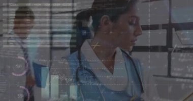 Çeşitli doktorlar üzerinde finansal veri işleme animasyonu. Küresel tıp, finans, ticaret, bağlantılar, hesaplama ve veri işleme kavramı dijital olarak oluşturulmuş video.