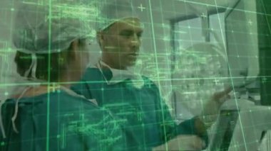 Çeşitli cerrahlar üzerinde veri işleme animasyonu. Küresel tıp, işletme, bağlantılar, hesaplama ve veri işleme kavramı dijital olarak oluşturulmuş video.