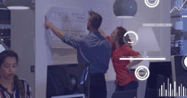 Ofisteki çeşitli iş adamları üzerinde finansal veri işleme animasyonu. Küresel finans, iş, bağlantılar, hesaplama ve veri işleme kavramı dijital olarak oluşturulmuş video.