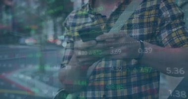 Şehirdeki akıllı telefon kullanan beyaz bir adam hakkında finansal veri işleme animasyonu. Küresel finans, iş, bağlantılar, hesaplama ve veri işleme kavramı dijital olarak oluşturulmuş video.
