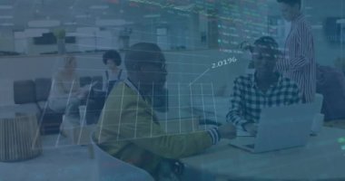 Dizüstü bilgisayarla çeşitli iş adamları üzerinde finansal veri işleme animasyonu. Küresel finans, iş, bağlantılar, hesaplama ve veri işleme kavramı dijital olarak oluşturulmuş video.