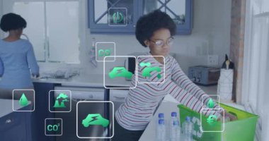 Afrika kökenli Amerikalı kadınların evde geri dönüşüm yapmaları üzerine ekolojik simgelerin ve veri işleme programlarının animasyonu. Küresel yeşil enerji, bağlantılar, hesaplama ve veri işleme kavramı dijital olarak oluşturulmuş video.