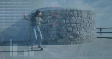 Kaykaylı beyaz bir kadın üzerinde küre ve simgelerin canlandırılması. Küresel iş, finans, hesaplama ve veri işleme kavramı dijital olarak oluşturulmuş video.