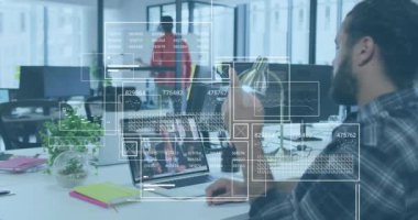 Ofisteki iki ırklı iş adamının finansal veri işleme animasyonu. Küresel finans, iş, bağlantılar, hesaplama ve veri işleme kavramı dijital olarak oluşturulmuş video.