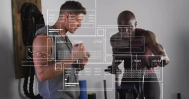 Spor salonunda egzersiz yapan farklı adamların veri işleme ve diyagramlarının animasyonu. Küresel spor ve dijital arayüz kavramı dijital olarak oluşturulmuş video.