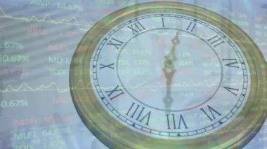 Beyaz arka planda finansal veri işleme üzerinden hareket eden saatin animasyonu. Zaman, finans, bilgisayar ve dijital arayüz kavramı dijital olarak oluşturulmuş video.