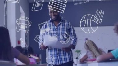 Okul eşyalarının animasyonu, sınav yapan öğrencilerle birlikte çeşitli erkek öğretmenlerin mutlu olması üzerine. Küresel eğitim, okul ve dijital arayüz kavramı, dijital olarak oluşturulmuş video.