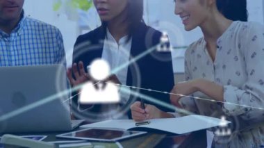 Ofisteki çeşitli iş adamlarının simgeleriyle bağlantı ağının animasyonu. Küresel finans, iş, bağlantılar, hesaplama ve veri işleme kavramı dijital olarak oluşturulmuş video.