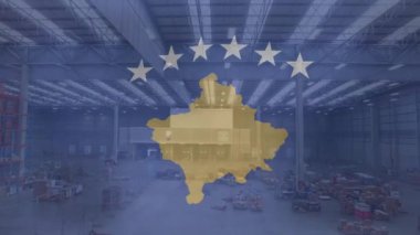 Depodaki forklift kamyonunun üzerinde kosovo bayrağı animasyonu. Kosovalı, iş dünyası, sanayi, ekonomi ve dağıtım, dijital olarak üretilen video.