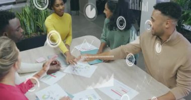 Çeşitli erkek ve kadın meslektaşlar arasındaki veri işleme animasyonunun gelişigüzel bir toplantıda el ele tutulması. Ağ, veri, dijital arayüz, takım çalışması, iş ve iletişim, dijital olarak oluşturulmuş video.