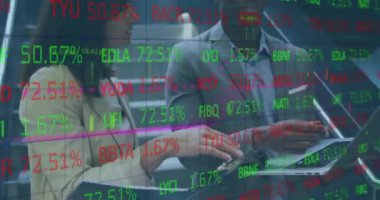 Ofisteki çeşitli iş adamları üzerinde finansal veri işleme animasyonu. Küresel finans, iş, bağlantılar, hesaplama ve veri işleme kavramı dijital olarak oluşturulmuş video.