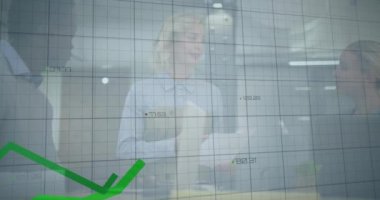Muhtelif meslektaşların ofiste toplanması üzerine finansal veri işleme animasyonu. Küresel iş, bilgisayar, iletişim ve dijital arayüz kavramı dijital olarak oluşturulmuş video.