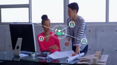 Çalışmayı tartışan farklı kadın meslektaşların ikonlarla olan bağlantılarının animasyonu. Küresel iş, takım çalışması ve dijital arayüz kavramı dijital olarak oluşturulmuş video.