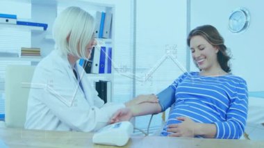 Kafkasyalı kadın doktorun hamile hastayla konuşması üzerine veri işleme ve diyagramların animasyonu. Küresel tıp ve dijital arayüz kavramı dijital olarak oluşturulmuş video.