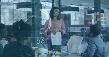 Ofisteki çeşitli iş adamları üzerinde finansal veri işleme animasyonu. Küresel finans, iş, bağlantılar, hesaplama ve veri işleme kavramı dijital olarak oluşturulmuş video.