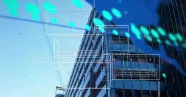 Şehrin arka planında dijital veri işleme animasyonu. Dijital olarak oluşturulmuş küresel bağlantılar, hesaplama ve veri işleme kavramı.